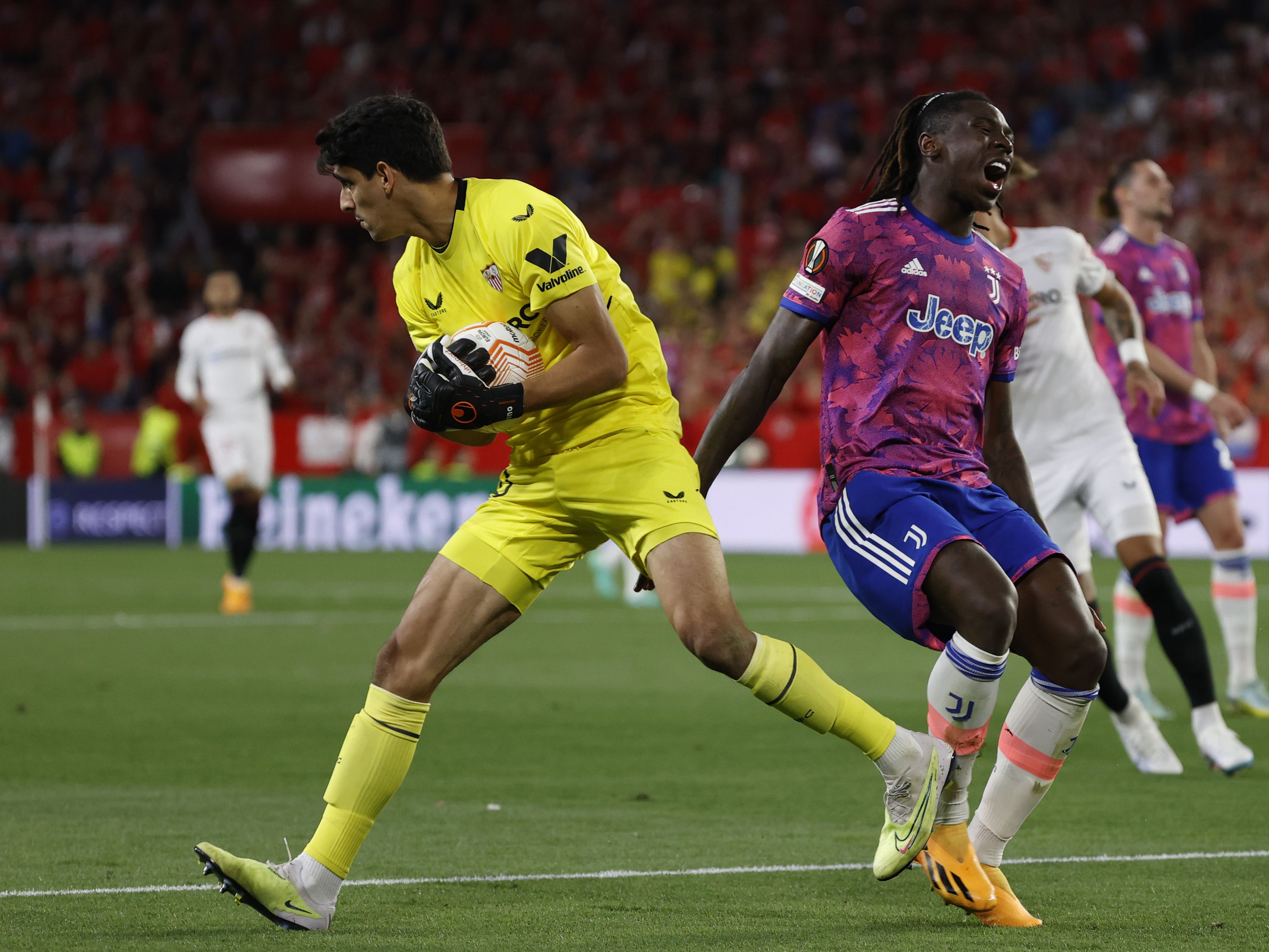 SEVILLA, 18/05/2023.- El portero marroquí del Sevilla FC Yassine Bounou "Bono" (i) y atrapa el balón ante el delantero de la Juventus Moise Kean durante el partido de vuelta de semifinales de la Liga Europa que estos dos equipos juegan hoy jueves en el estadio Sánchez Pizjuán en la capital hispalense. EFE/ Julio Muñoz
