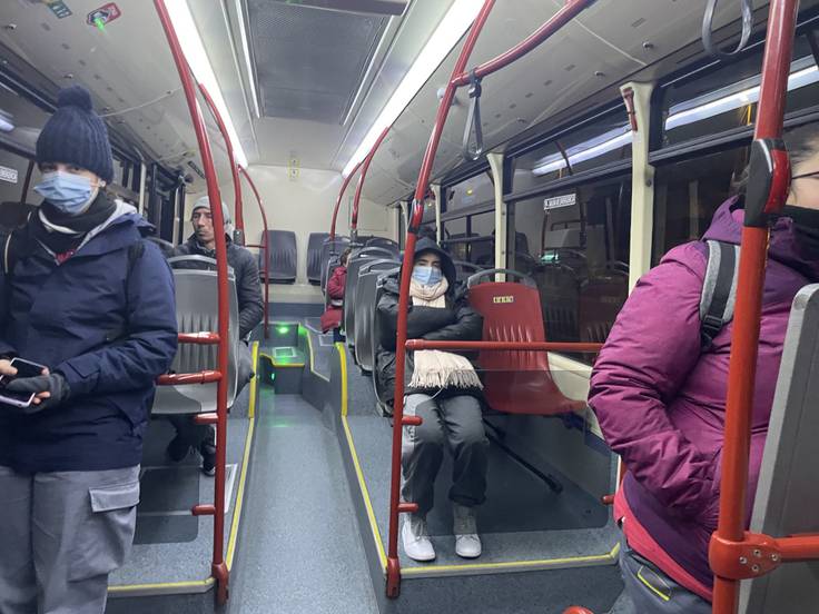 Usuarios en la línea C4 de un autobús de Tussam en el primer día en el que las mascarillas no son obligatorias en el transporte público.