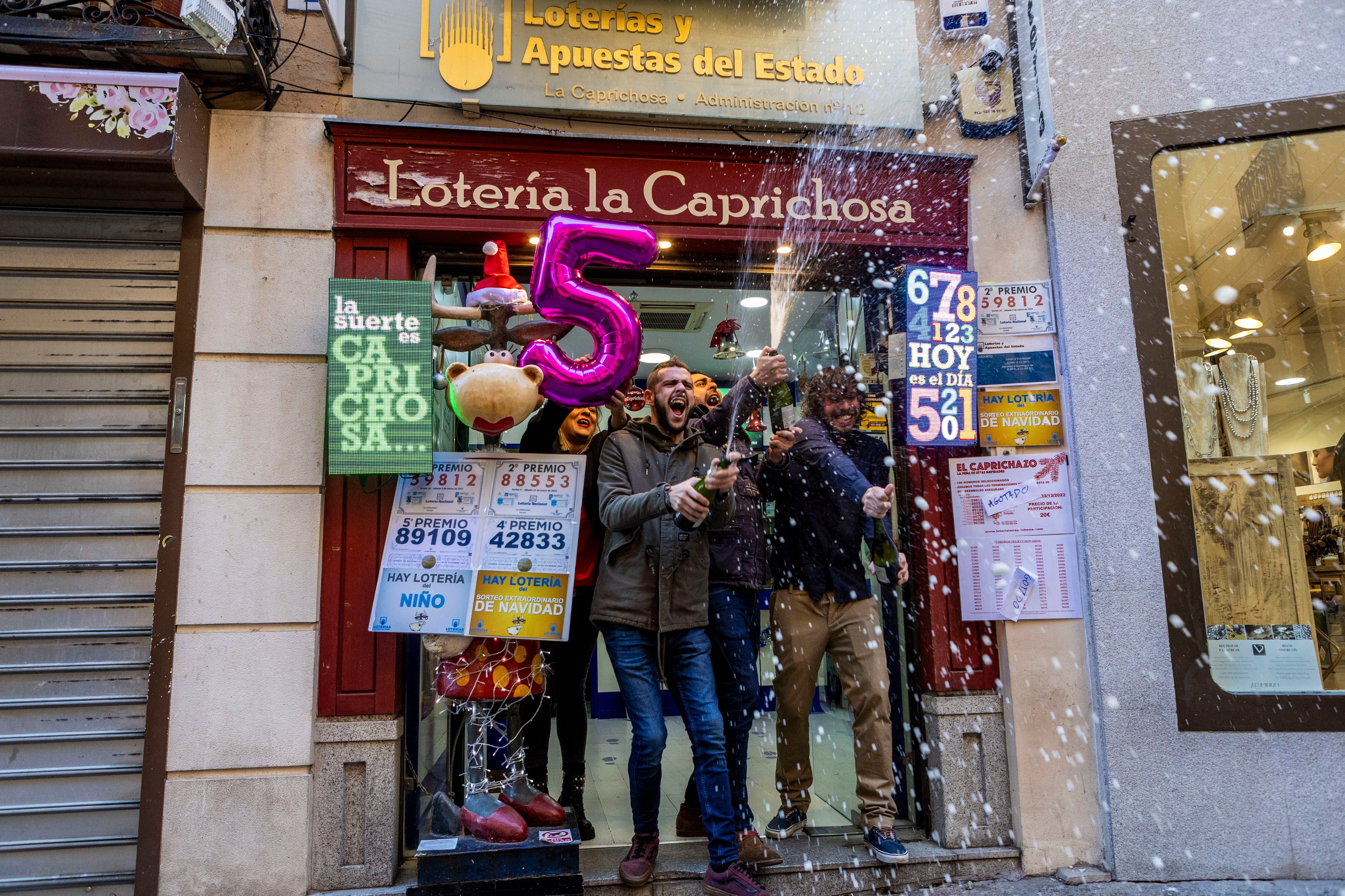 Vista de la administración La Caprichosa de Toledo mientras celebran tras haber vendido décimos varios de los quintos premios del sorteo extraordinario de la Lotería de Navidad, este viernes. EFE/ Ángeles Visdómine