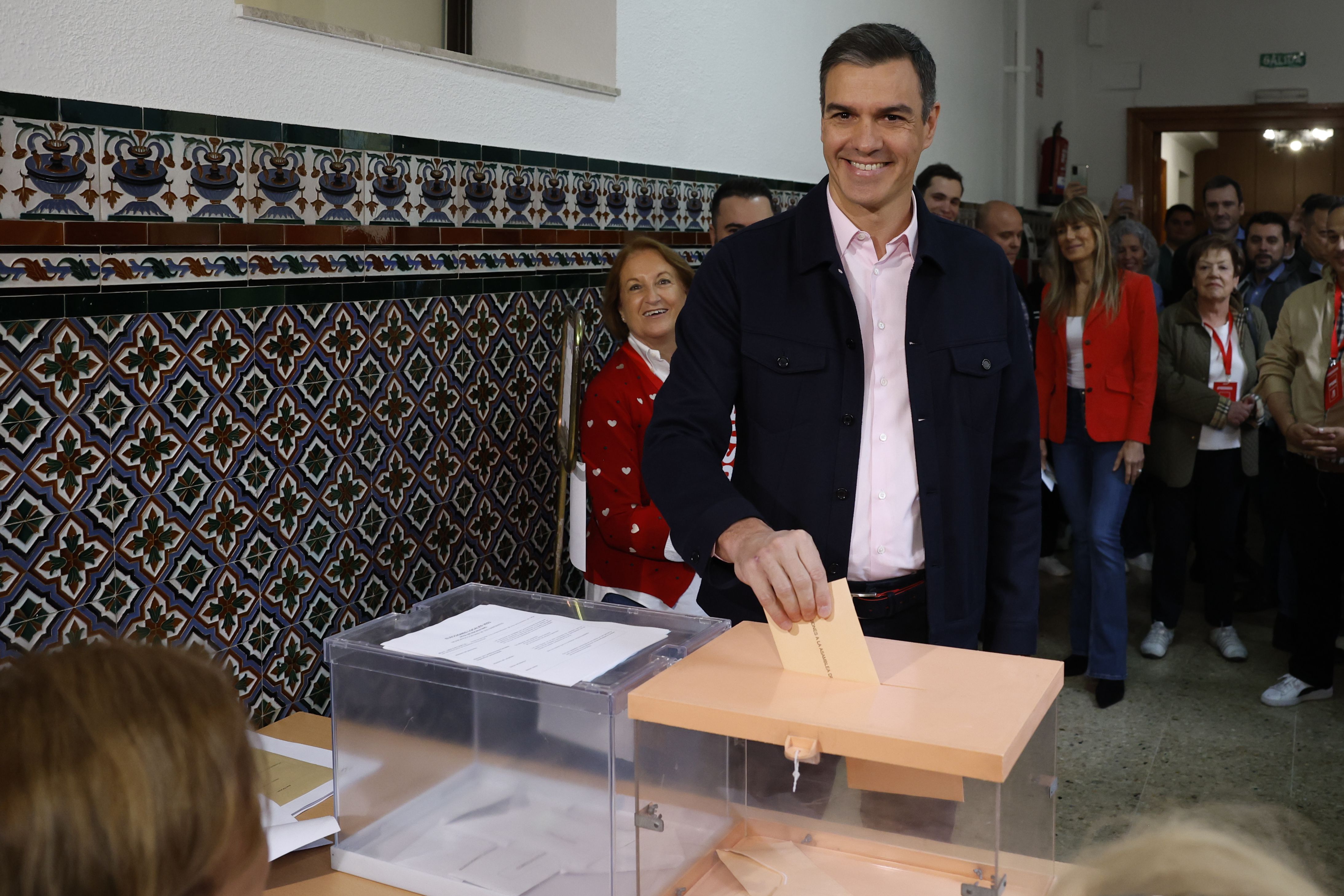 Sánchez ejerce su derecho al voto