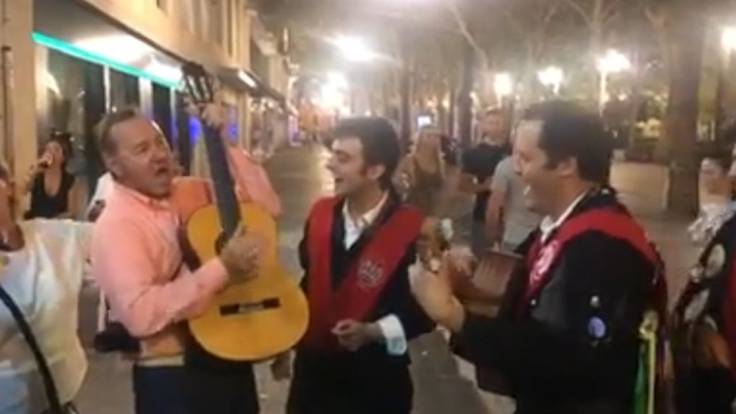 Así acabó Kevin Spacey tocando con la tuna en Sevilla: &quot;Fue él el que buscó integrarse&quot;