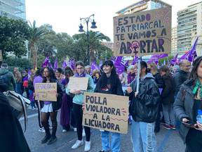 València se tiñe de morado para reclamar que no se retroceda en los derechos de la mujer