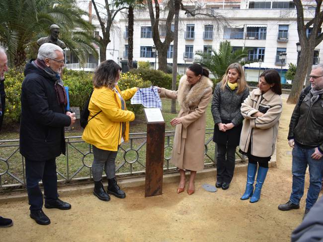 Acto de presentación de la placa conmemorativa en recuerdo al cantautor Javier Segovia