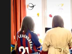 El detalle futbolero de la hija de Eneko Andueza animando a su padre en las elecciones vascas