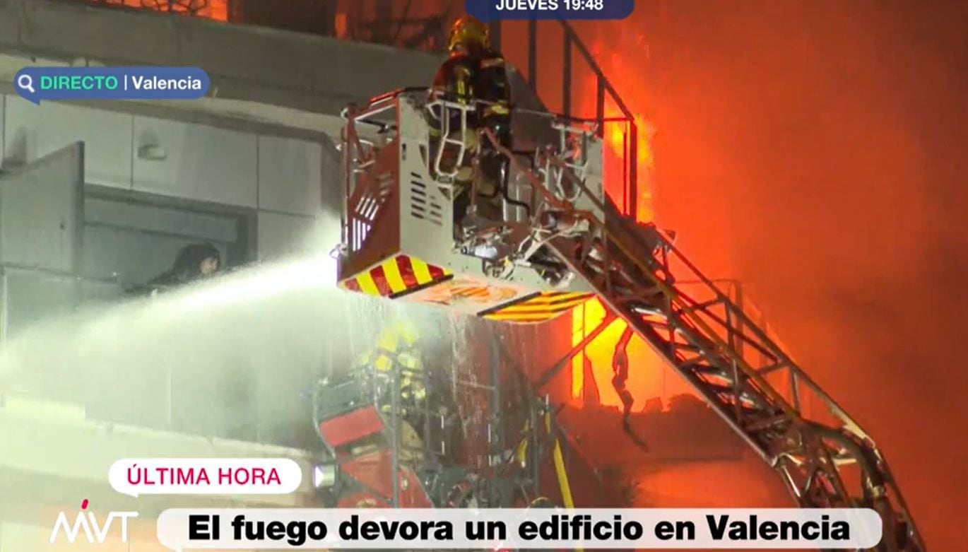 Imagen del rescate de dos personas en el incendio de un edificio de Valencia