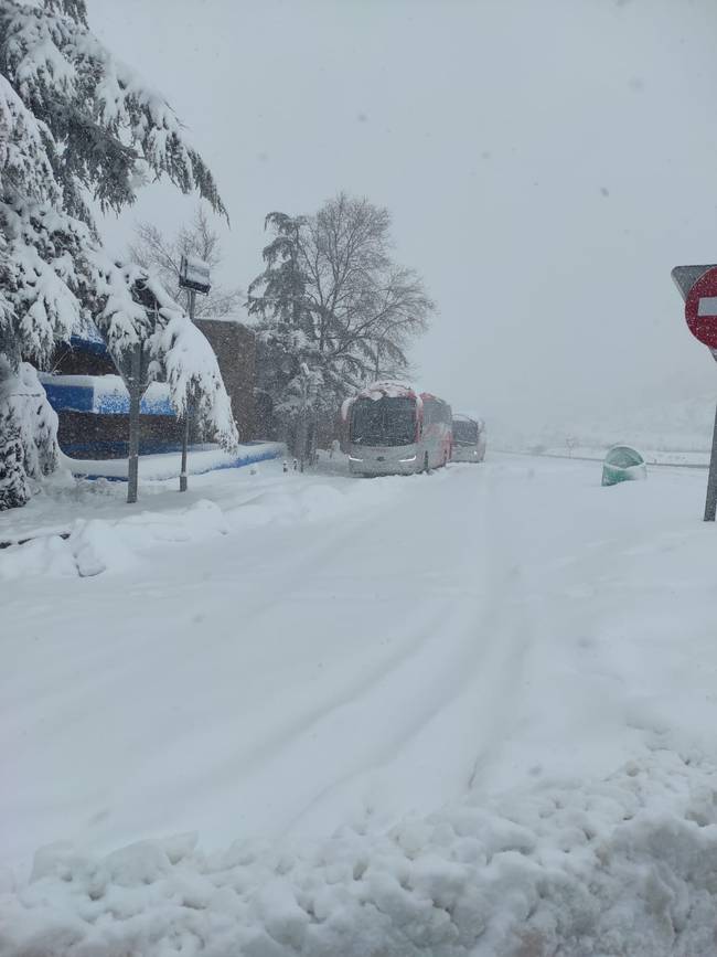 Autobús bloqueado por la nieve en Segovia.