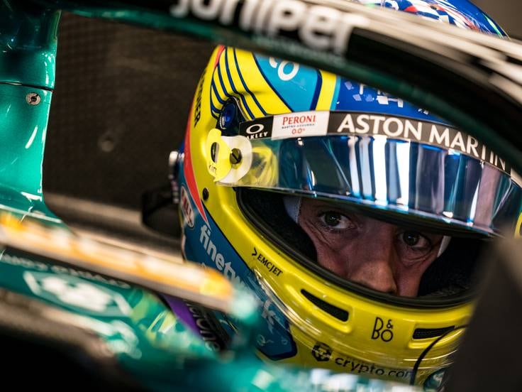 Fernando Alonso espera salir a pista dentro de su Aston Martin durante la clasificación del GP de España de F1