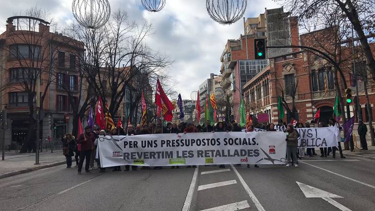 Docents i professionals mèdics es manifesten pels carrers de Girona