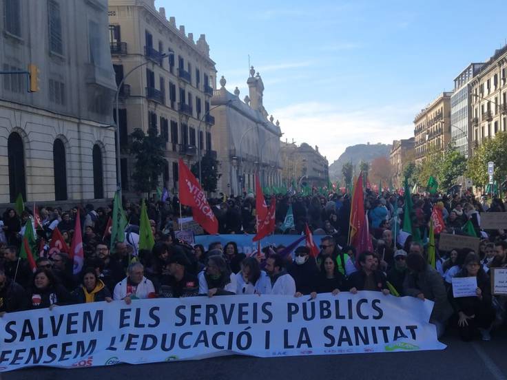 Metges i ensenyants manifestant-se junts pels carrers de Barcelona.