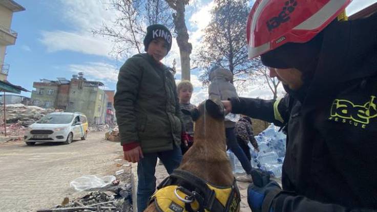 Voluntarios españoles llegan por primera vez a zonas devastadas por el terremoto de Turquía que seguían sin ayuda cuatro días después