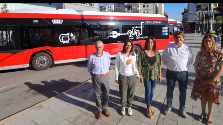 Javier Ayala, alcalde de Fuenlabrada, presenta los cuatro nuevos autobuses eléctricos de la EMTF.