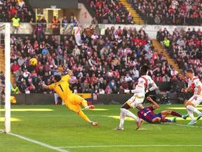 Lewandowski, con fortuna, saca 'oro' en Vallecas después de un partido gris de los azulgranas