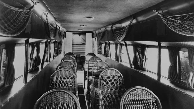 Sentado en asientos de mimbre y con ventanillas que se podían bajar: así era viajar en un avión hace 120 años