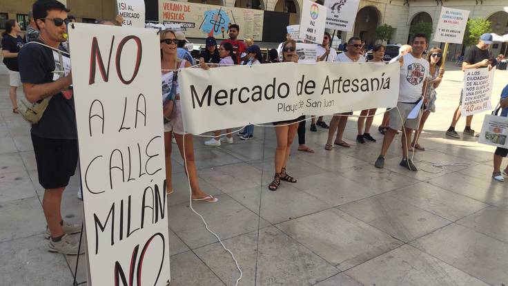 Los comerciantes de Playa de San Juan y la Explanada durante la concentración celebrada frente al ayuntamiento para evitar su cierre o traslado
