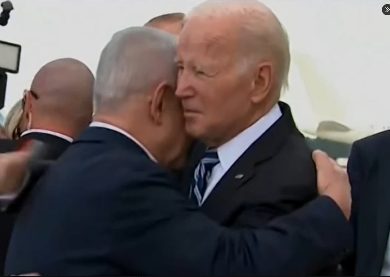Joe Biden y Benjamin Netanyahu saludándose tras la llegada del presidente de EEUU a Israel