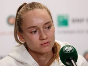 Rybakina confiesa el calvario que le ha hecho abandonar Roland Garros: "No puedo respirar"