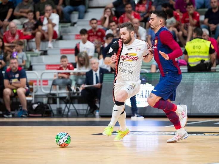 Gadeia pelea un balón en ElPozo Murcia-Barça