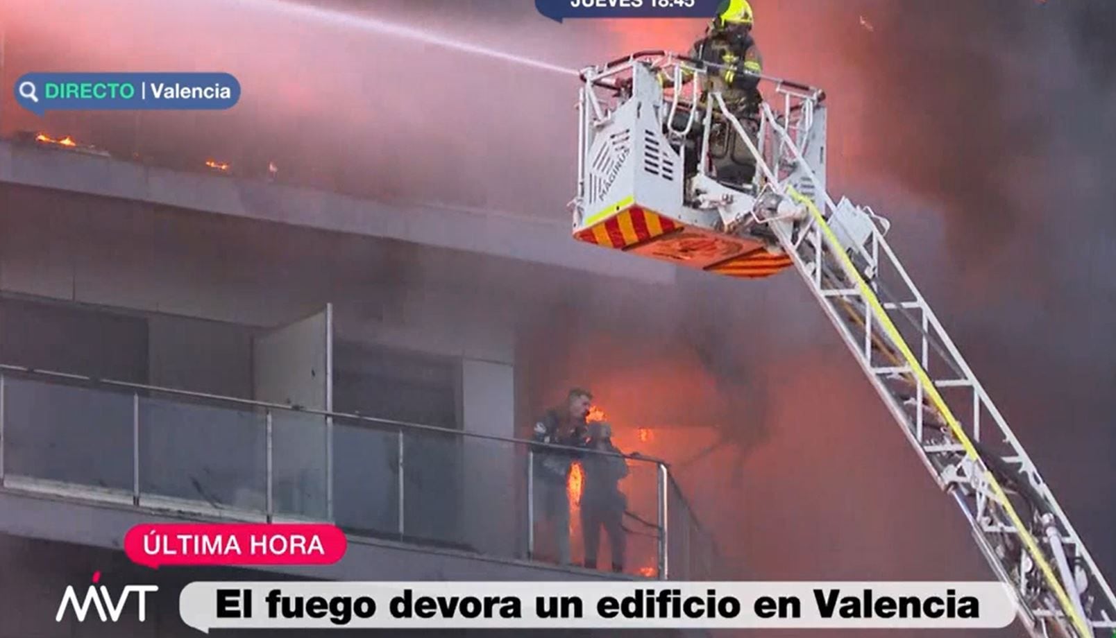 Imágenes de La Sexta de gente atrapada en uno de los balcones