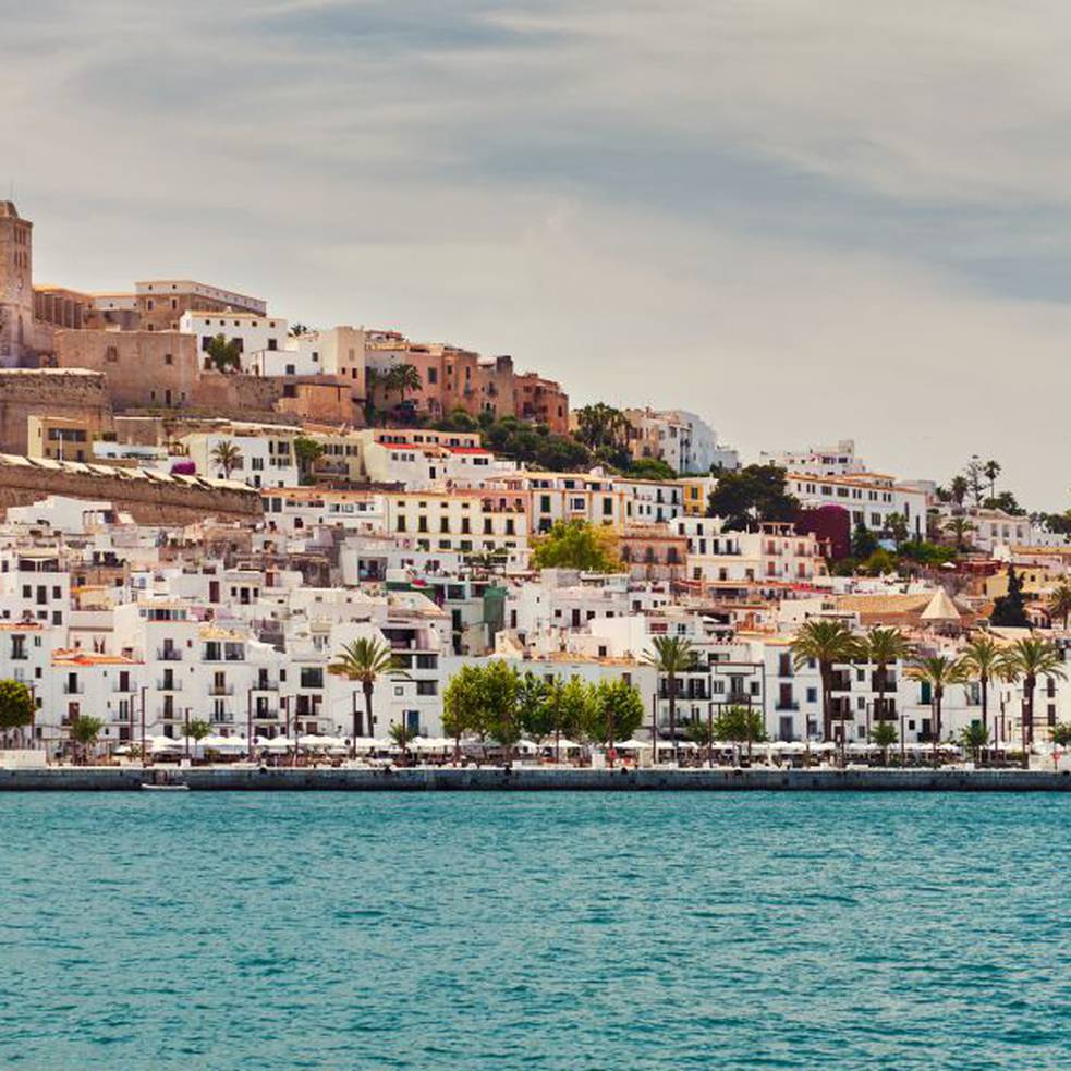 Se busca una pareja para cuidar de una villa de lujo en Ibiza por   euros al mes | Actualidad | Cadena SER