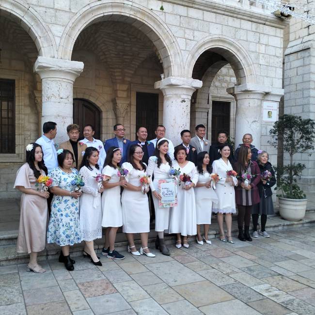 Matrimonios asiáticos renuevan su compromiso en Caná de Galilea
