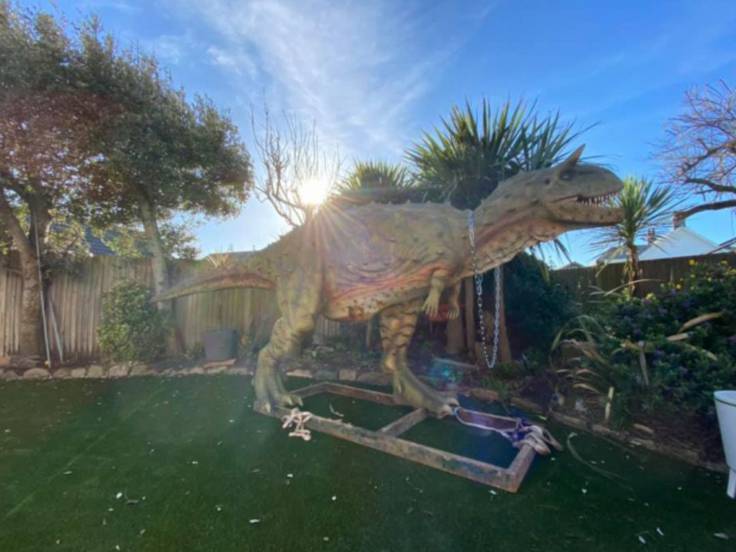 Un padre regala a su hijo un dinosaurio de seis metros por error |  Actualidad | Cadena SER