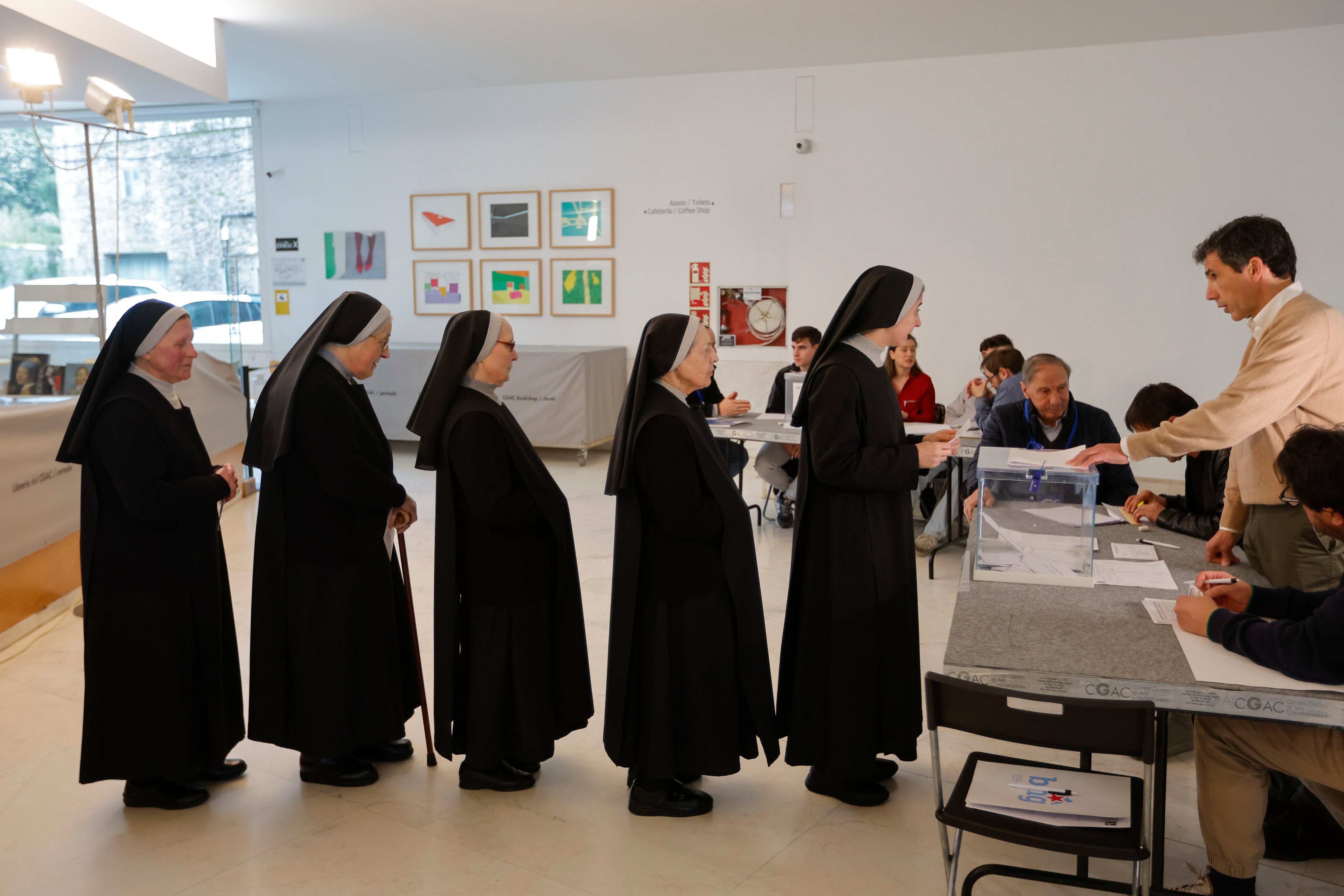 SANTIAGO DE COMPOSTELA, 18/02/2024.- Monjas ejercen su derecho al voto en un colegio electoral en Santiago de Compostela al comienzo de la jornada electoral en Galicia, este domingo. Los colegios electorales de Galicia han abierto sus puertas a las 09:00 horas de este domingo para empezar a recibir a los más de 2,2 millones de gallegos que están llamados a votar antes de que den las 20:00 horas. EFE/ Lavandeira Jr
