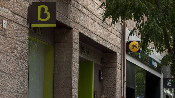 Nace el mayor banco de España: Caixabank