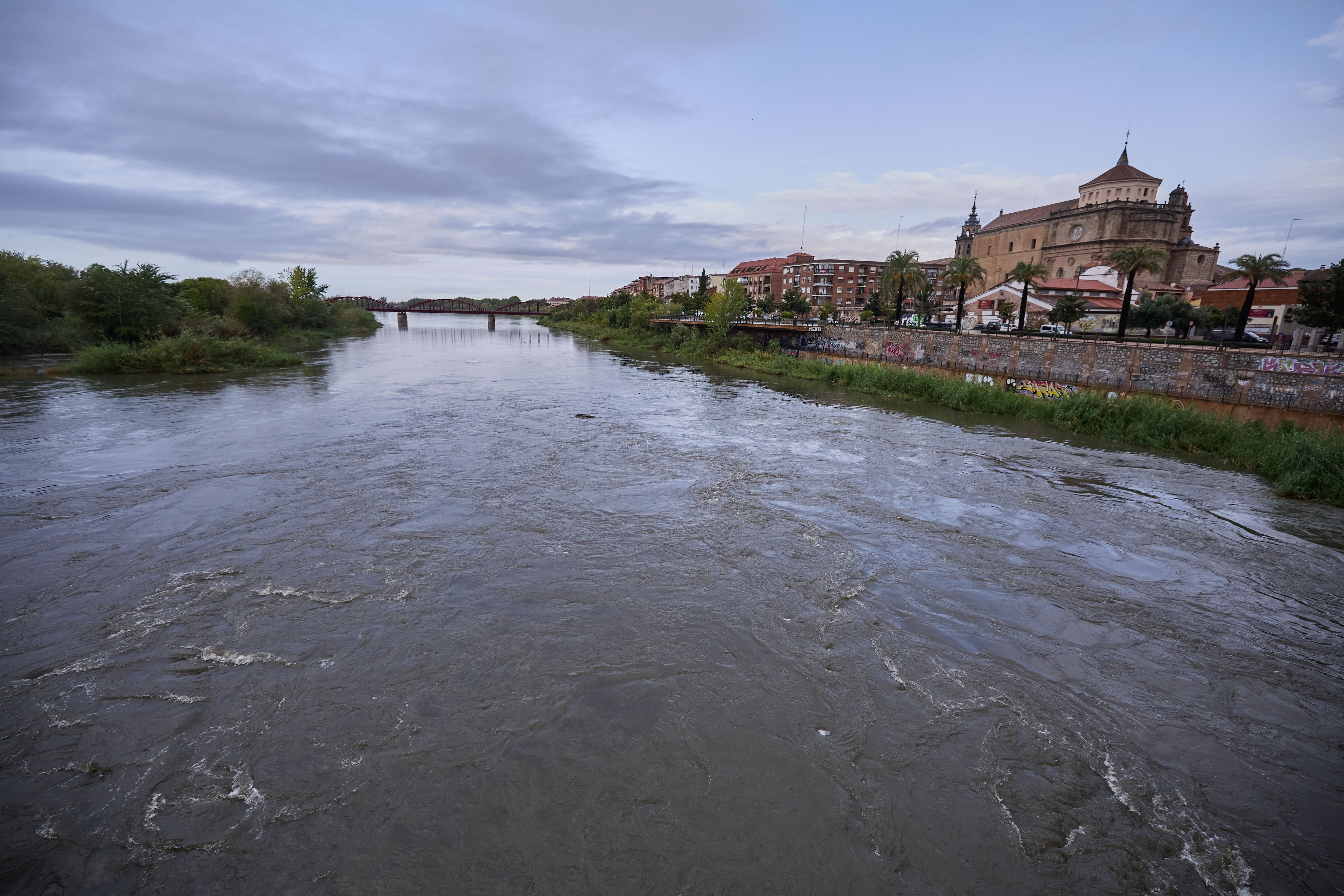 TALAVERA DE LA REINA (TOLEDO), 04/09/2023.- El rio Tajo a su paso por Talavera crecido por el efecto de la Dana. Castilla-La Mancha trata de recuperar la normalidad tras las inundaciones que han provocado las intentas lluvias de la Depresión Aislada en Niveles Altos (DANA) este sábado y domingo, en una jornada en la que la provincia de Toledo se mantiene en aviso amarillo por fuertes lluvias de hasta 20 litros por metro cuadrado en una hora y acumulaciones de 40 litros en doce horas. EFE/ Manu Reino
