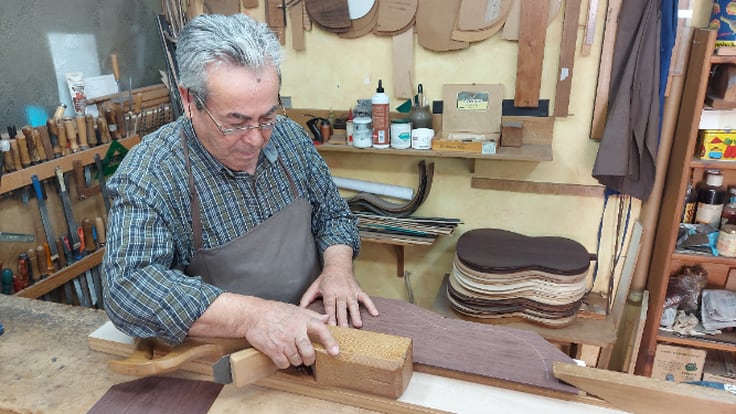 Visitamos el taller de guitarras artesanas de Teodoro Pérez en Leganés