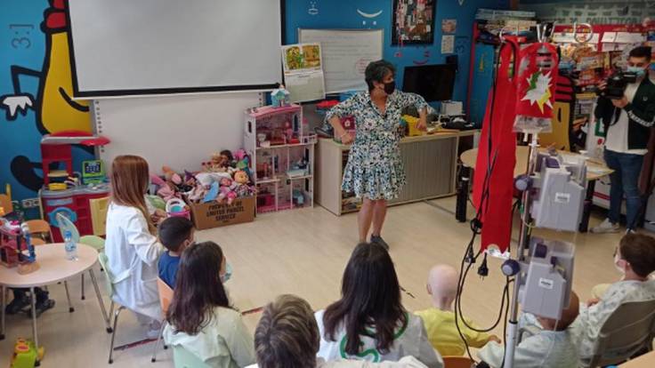 Irene Vallejo lleva cuentacuentos al Hospital Infantil de Zaragoza