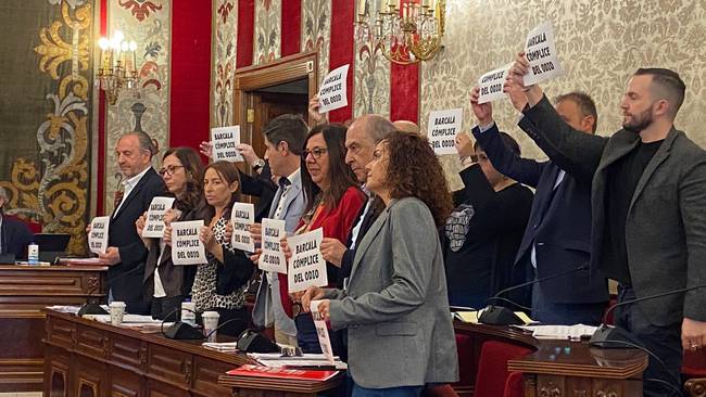La bancada de la izquierda protestando contra la iniciativa plenaria de Vox
