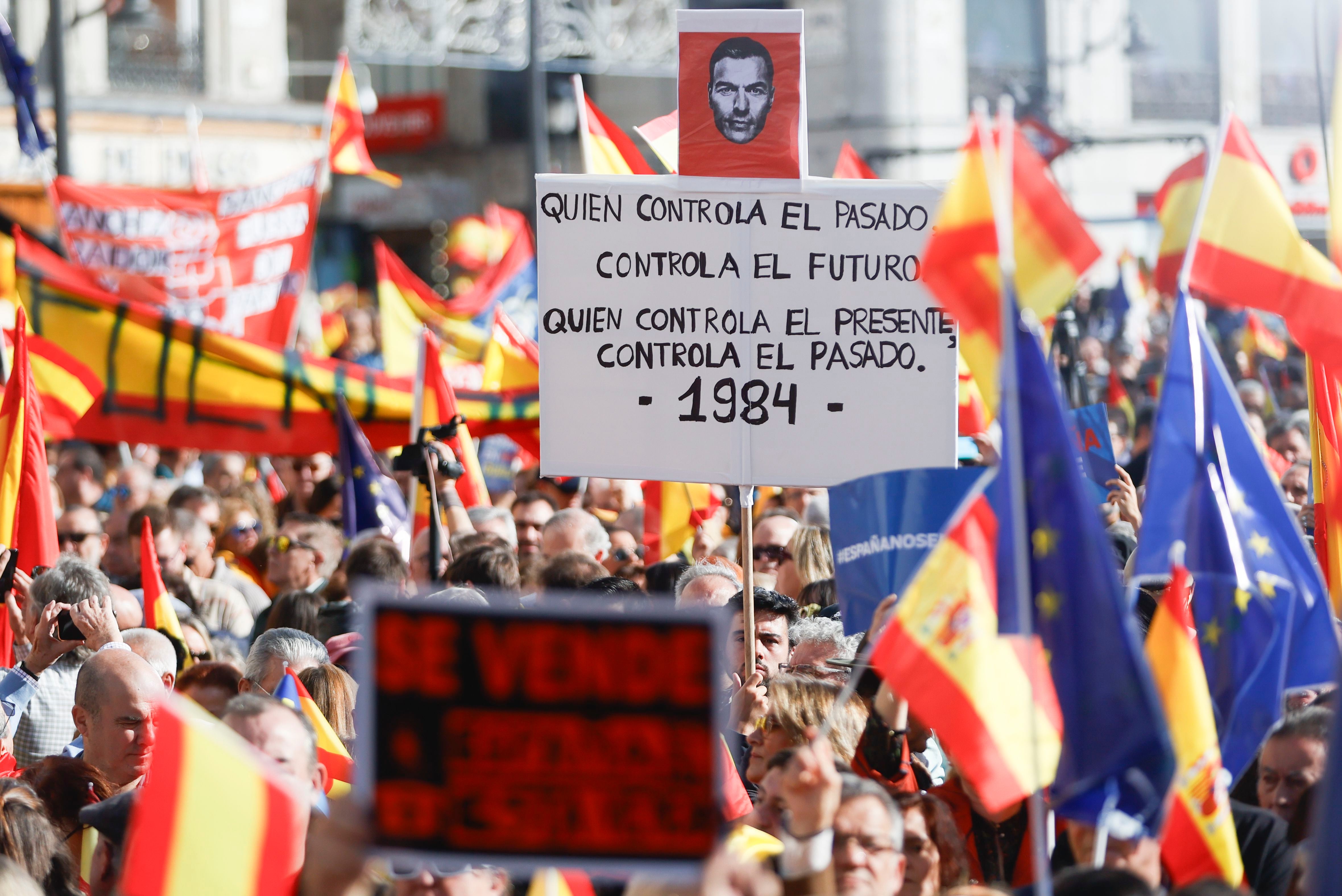 MADRID, 12/11/2023.- Varias personas asisten a la manifestación convocada por la derecha contra la amnistía a los independentistas catalanes a cambio de su apoyo parlamentario para la investidura del socialista Pedro Sánchez como jefe de Gobierno en la Puerta del Sol en Madrid, este domingo. EFE/ Mariscal
