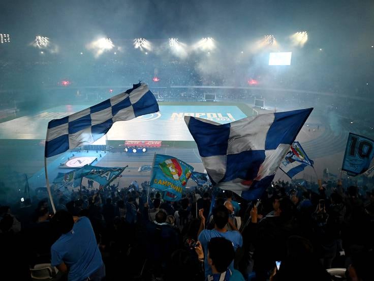 La afición del Napoli celebra en el estadio Diego Armando Maradona el título de la Serie A