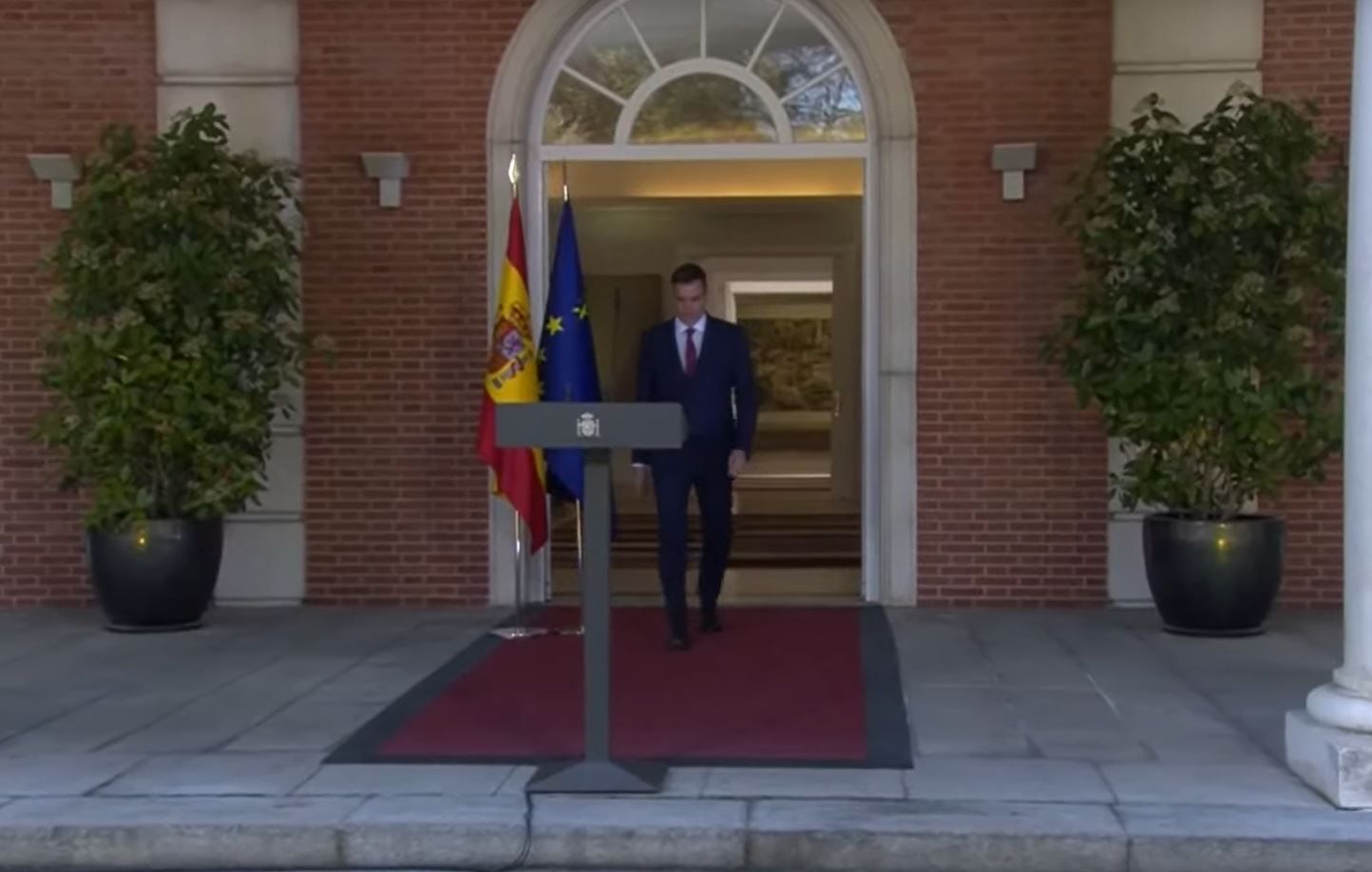 Un grito de celebración se cuela en la señal de la Moncloa tras el anuncio de Pedro Sánchez de que seguirá siendo presidente