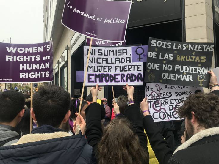 Parásito trabajo duro término análogo El feminismo transforma Ponferrada en "La puerta violeta" de 3.000  luchadoras | Actualidad | Cadena SER