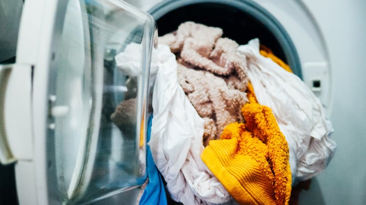 Poner la lavadora contamina (y mucho), pero podemos reducirlo: agua más fría y tambor más cargado