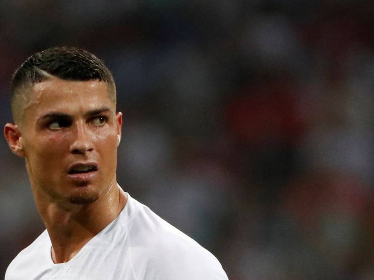 El Larguero on X: Las tiendas del Real Madrid siguen vendiendo la camiseta  con la que nunca jugó Cristiano Ronaldo, la camiseta de la 18/19 👉🏼    / X
