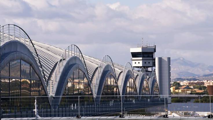 La Columna de Carlos Arcaya: «Alicante-Elche, el mejor aeropuerto de Europa»