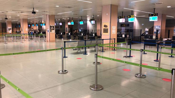 Normalidad en el Aeropuerto de Ibiza en el primer fin de semana de refuerzo de controles sanitarios