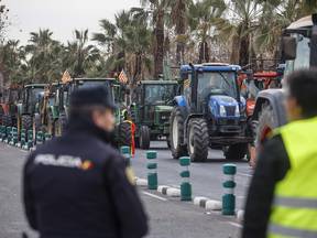Una nueva jornada de protestas agrícolas  corta la A3 en Valencia