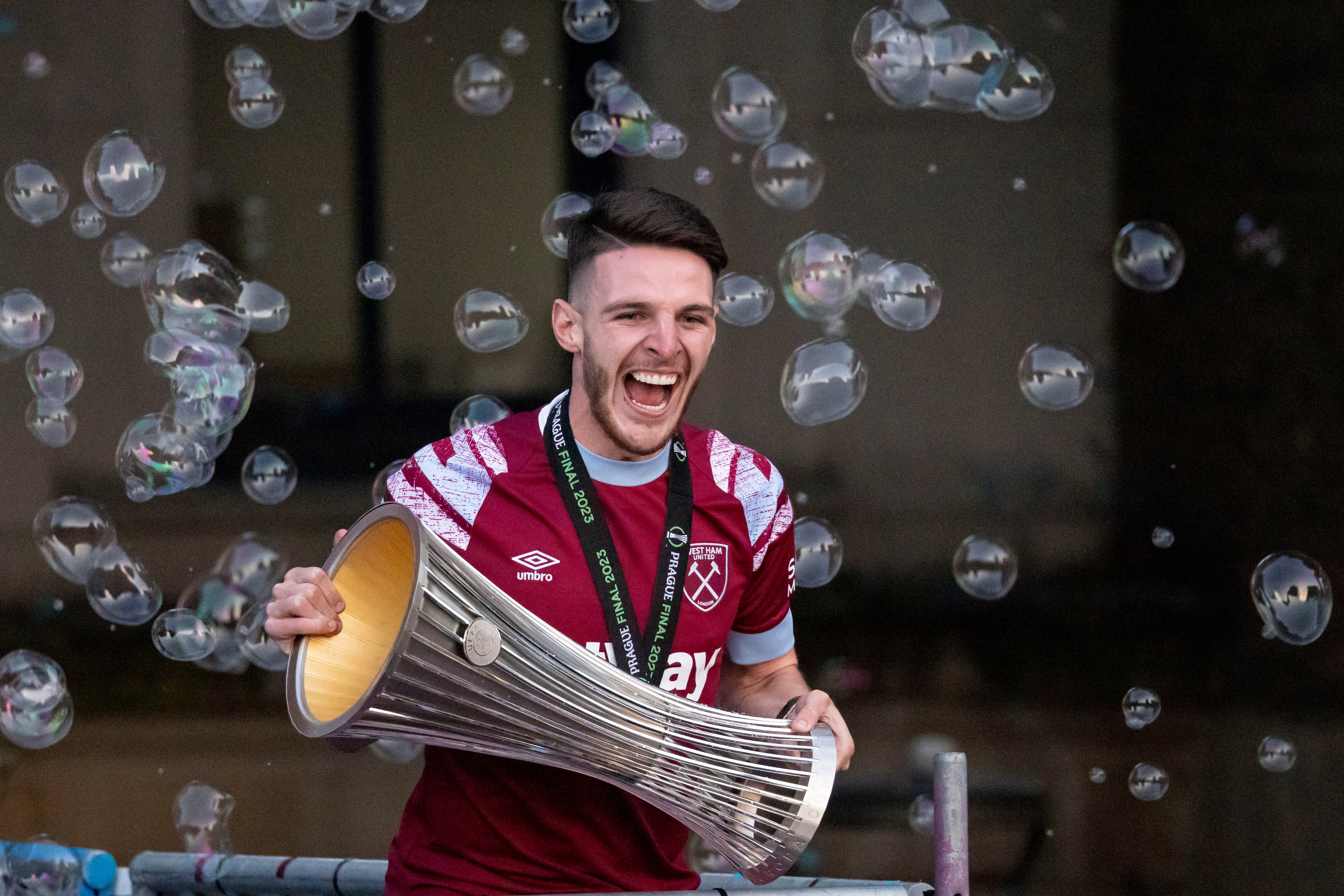 London (United Kingdom), 08/06/2023.- West Ham's Declan Rice (C) lifts the UEFA Europa Conference League trophy at the victory parade in London, Britain, 08 June 2023. A day earlier West Ham United won the UEFA Europa Conference League claiming their first major trophy since 1980. (Reino Unido, Londres) EFE/EPA/TOLGA AKMEN
