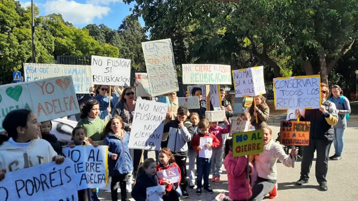 Familias y alumnado de la escuela infantil Adelfa de Málaga protestan frente a la Delegación de Educación de Málaga