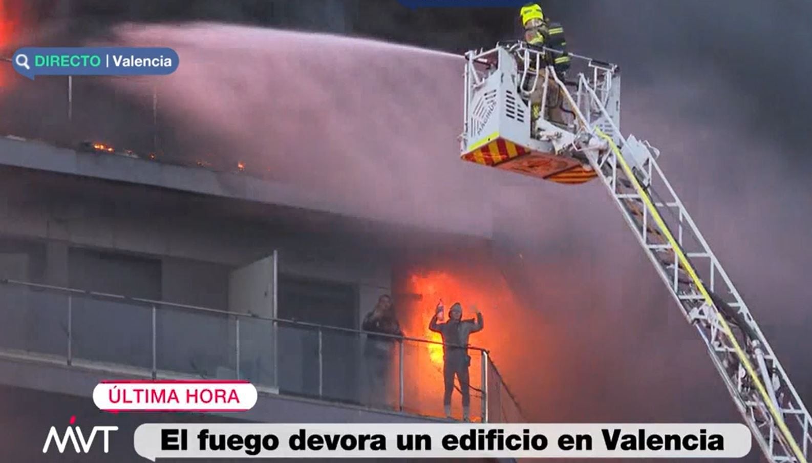 Imagen del rescate de dos personas en el incendio de un edificio de Valencia