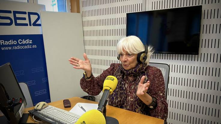 La presidenta de la APBC, Teófila Martinez, en los estudios de Radio Cádiz durante la entrevista