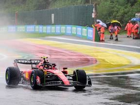 Clasificación del GP de Bélgica de F1: Verstappen vuela en Spa pero es penalizado. Sainz saldrá cuarto y Alonso, noveno