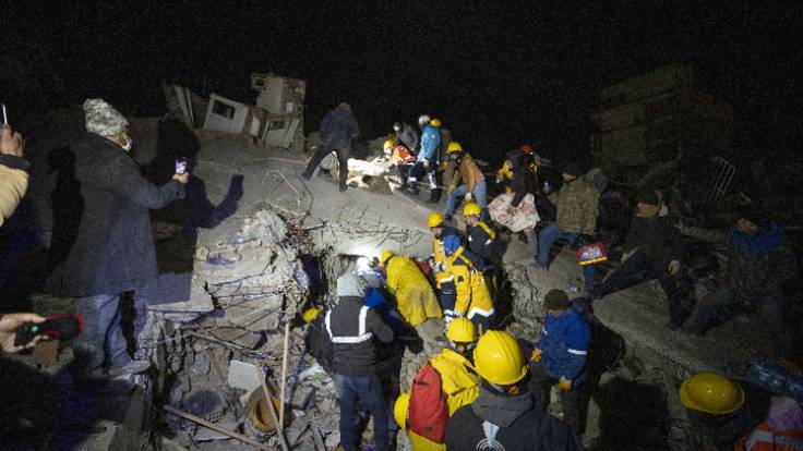 La SER asiste en directo al rescate de dos personas bajo los escombros en Turquía