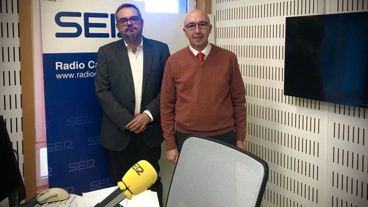 Javier Cabeza de Vaca, a la derecha, y Javier Fernández, en los estudios de Radio Cádiz