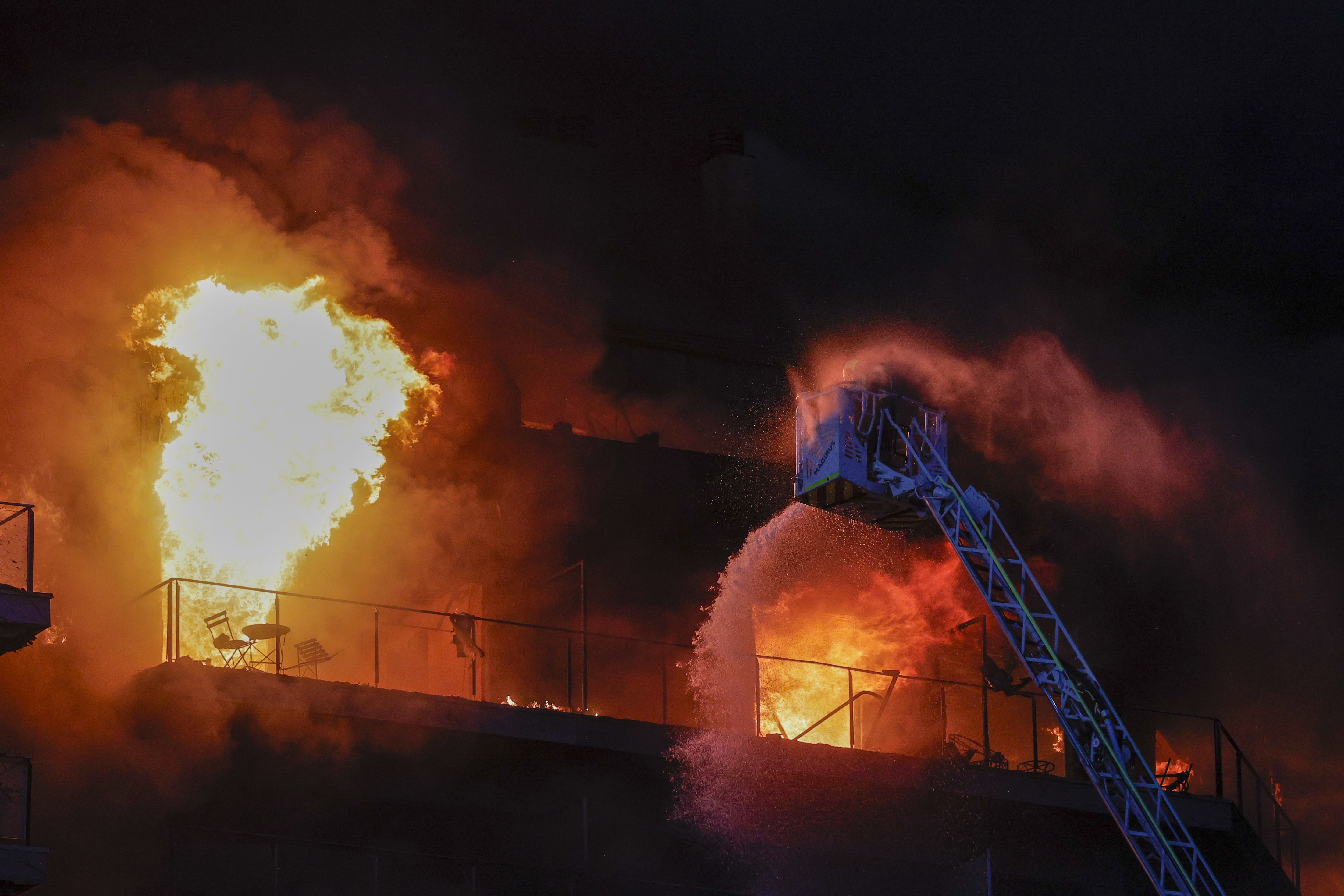 Bomberos trabajan a contrarreloj para apagar las llamas y rescatar a los vecinos atrapados