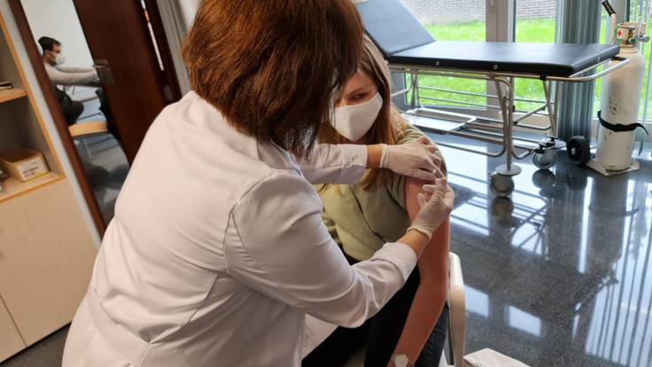 Vacunación con Astrazeneca en el Centro de Salud de Tanos.