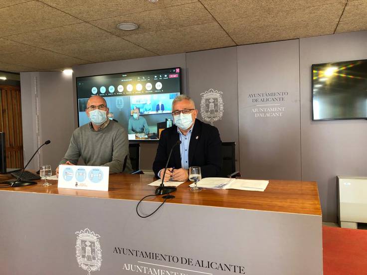 El portavoz adjunto, Manuel Villar, y el portavoz municipal, Antonio Manresa, en rueda de prensa